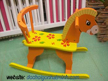 Ngựa gỗ màu vàng đóng hộp